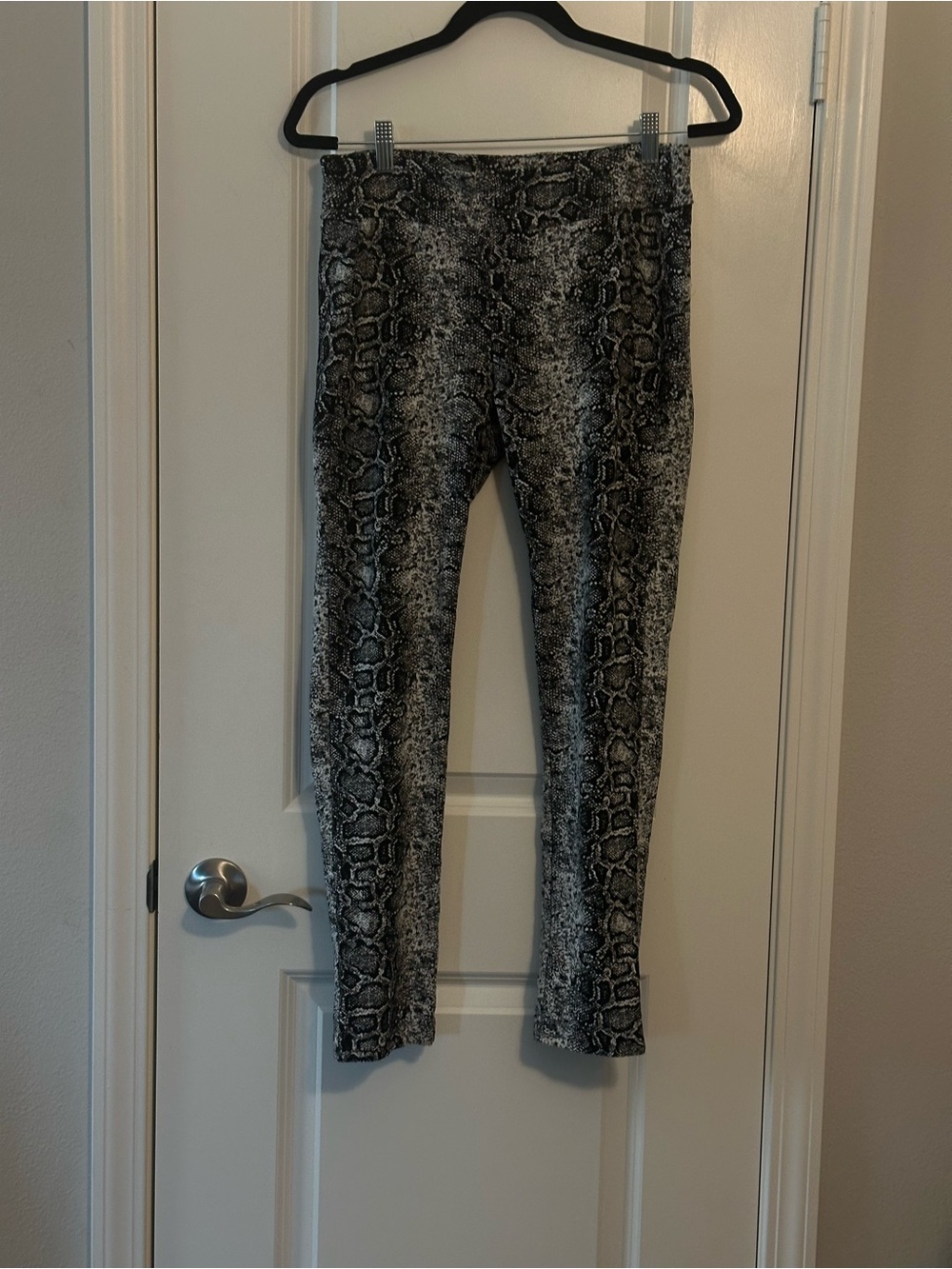 Bar III Black & White Snake-Print Leggings